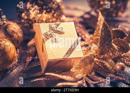 Wunderschöne goldene Weihnachtskugeln mit Geschenken, ein frohes neues Jahr Stockfoto