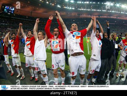 FUSSBALL - FRANZÖSISCHER LIGAPOKAL 2002/03 - FINALE - AS MONACO GEGEN FC SOCHAUX - 030517 - MONACO FEIER NACH SEINEM SIEG - FOTO LAURENT BAHEUX / FLASH PRESS Stockfoto