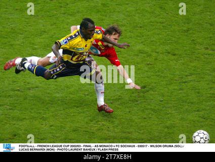 FUSSBALL - FRANZÖSISCHER LIGAPOKAL 2002/03 - FINALE - AS MONACO GEGEN FC SOCHAUX - 030517 - WILSON ORUMA (SOC) / LUCAS BERNARDI (MON) - FOTO LAURENT BAHEUX / FLASH PRESS Stockfoto