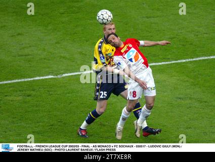 FUSSBALL - FRANZÖSISCHER LIGAPOKAL 2002/03 - FINALE - AS MONACO GEGEN FC SOCHAUX - 030517 - LUDOVIC GIULY (MON) / JEREMY MATHIEU (SOC) - FOTO LAURENT BAHEUX / FLASH PRESS Stockfoto