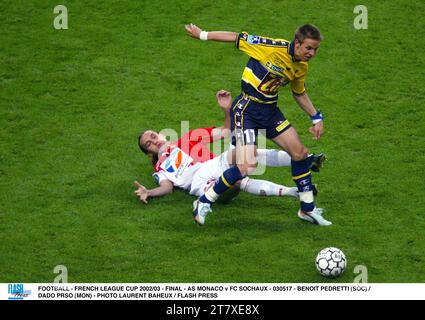 FUSSBALL - FRANZÖSISCHER LIGAPOKAL 2002/03 - FINALE - AS MONACO GEGEN FC SOCHAUX - 030517 - BENOIT PEDRETTI (SOC) / DADO PRSO (MON) - FOTO LAURENT BAHEUX / FLASH PRESS Stockfoto