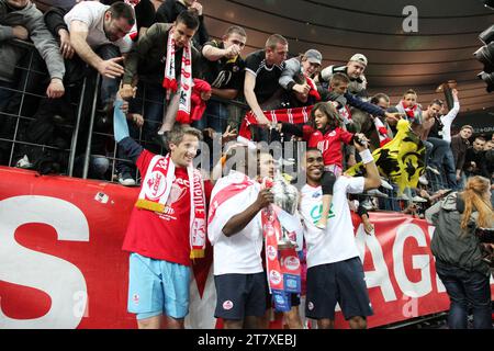 Mickael Landreau, Rio Mavuba, Mathieu Debuchy und Franck Beria von LOSC feiern mit der Trophäe, nachdem sie am 14. Mai 2011 das Finale des französischen Pokals zwischen Paris Saint-Germain und LOSC gewonnen haben 2011 - Foto Laurent Sanson / LS Medianord / DPPI Stockfoto