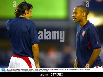 FUSSBALL - CHAMPIONS LEAGUE 2003/04 - 1. RUNDE - GRUPPE B - 030917 - ARSENAL FC GEGEN FC INTERNAZIONALE - THIERRY HENRY / ROBERT PIRES (ARS) - FOTO LAURENT BAHEUX / FLASH PRESS Stockfoto