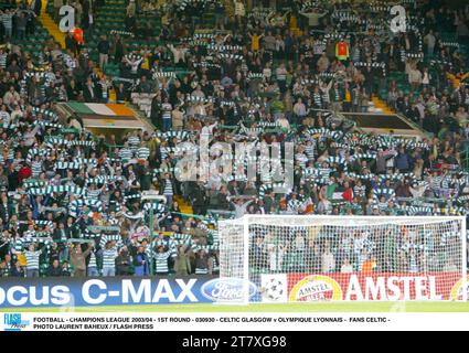 FUSSBALL - CHAMPIONS LEAGUE 2003/04 - 1. RUNDE - 030930 - CELTIC GLASGOW GEGEN OLYMPIQUE LYONNAIS - FANS CELTIC - FOTO LAURENT BAHEUX / FLASH PRESS Stockfoto