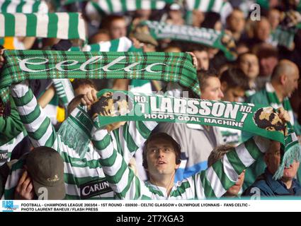 FUSSBALL - CHAMPIONS LEAGUE 2003/04 - 1. RUNDE - 030930 - CELTIC GLASGOW GEGEN OLYMPIQUE LYONNAIS - FANS CELTIC - FOTO LAURENT BAHEUX / FLASH PRESS Stockfoto