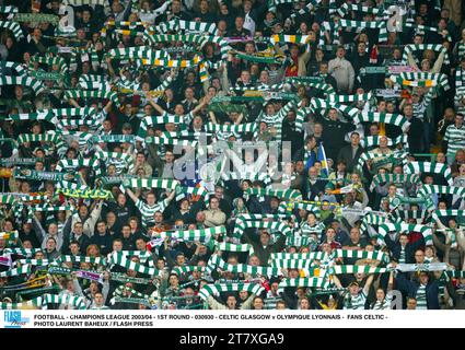 FUSSBALL - CHAMPIONS LEAGUE 2003/04 - 1. RUNDE - 030930 - CELTIC GLASGOW GEGEN OLYMPIQUE LYONNAIS - FANS CELTIC - FOTO LAURENT BAHEUX / FLASH PRESS Stockfoto