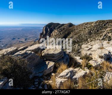 Blick auf El Capitan über der Chihuahua-Wüste in der Nähe des Guadalupe Peak Trail, Guadalupe Mountains National Park, Texas, USA Stockfoto