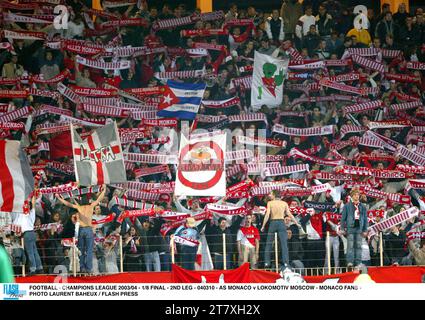 FUSSBALL - CHAMPIONS LEAGUE 2003/04 - 1/8 FINALE - 2. LEGS - 040310 - AS MONACO GEGEN LOKOMOTIV MOSKAU - MONACO FANS - FOTO LAURENT BAHEUX / FLASH PRESS Stockfoto