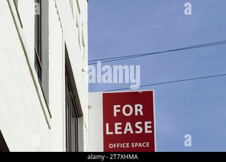 Bürofläche für Mietschild an der Außenseite des renovierten Geschäftsgebäudes im Lagerviertel. Stockfoto