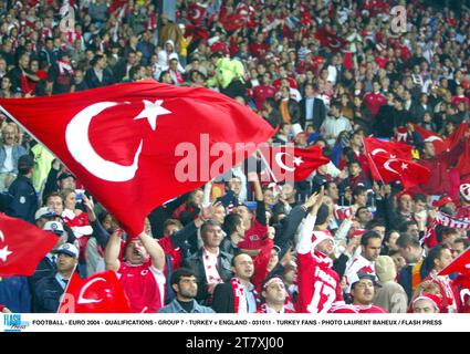 FUSSBALL - EURO 2004 - QUALIFIKATIONEN - GRUPPE 7 - TÜRKEI GEGEN ENGLAND - 031011 - TÜRKEI FANS - FOTO LAURENT BAHEUX / FLASH PRESS Stockfoto