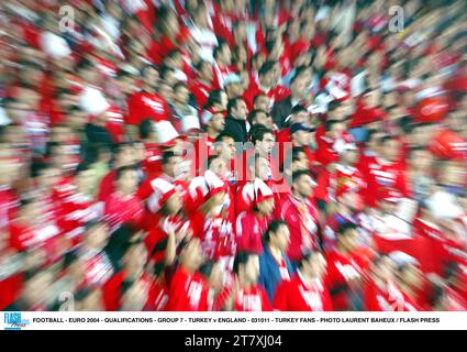 FUSSBALL - EURO 2004 - QUALIFIKATIONEN - GRUPPE 7 - TÜRKEI GEGEN ENGLAND - 031011 - TÜRKEI FANS - FOTO LAURENT BAHEUX / FLASH PRESS Stockfoto