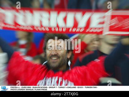 FUSSBALL - EURO 2004 - QUALIFIKATIONEN - GRUPPE 7 - TÜRKEI GEGEN ENGLAND - 031011 - TÜRKISCHER FAN - FOTO LAURENT BAHEUX / FLASH PRESS Stockfoto