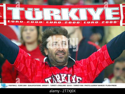 FUSSBALL - EURO 2004 - QUALIFIKATIONEN - GRUPPE 7 - TÜRKEI GEGEN ENGLAND - 031011 - TÜRKEI FAN - FOTO LAURENT BAHEUX / FLASH PRESS Stockfoto