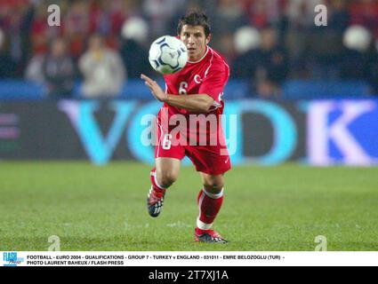 FUSSBALL - EURO 2004 - QUALIFIKATIONEN - GRUPPE 7 - TÜRKEI / ENGLAND - 031011 - EMRE BELOZOGLU (TUR) - FOTO LAURENT BAHEUX / FLASH PRESS Stockfoto