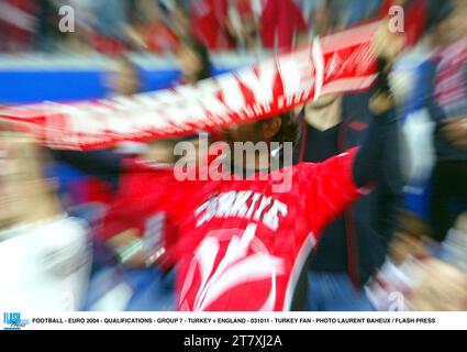 FUSSBALL - EURO 2004 - QUALIFIKATIONEN - GRUPPE 7 - TÜRKEI GEGEN ENGLAND - 031011 - TÜRKEI FAN - FOTO LAURENT BAHEUX / FLASH PRESS Stockfoto