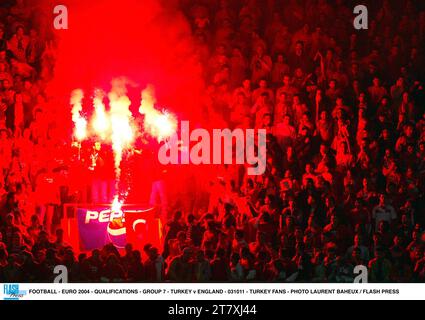 FUSSBALL - EURO 2004 - QUALIFIKATIONEN - GRUPPE 7 - TÜRKEI GEGEN ENGLAND - 031011 - TÜRKEI FANS - FOTO LAURENT BAHEUX / FLASH PRESS Stockfoto