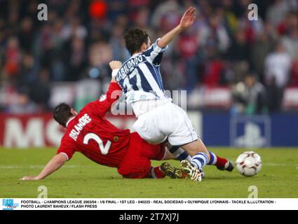 FUSSBALL - CHAMPIONS LEAGUE 2003/04 - 1/8 FINALE - 1. LEGS - 040225 - REAL SOCIEDAD GEGEN OLYMPIQUE LYONNAIS - TACKLE ILLUSTRATION - FOTO LAURENT BAHEUX / FLASH PRESS Stockfoto