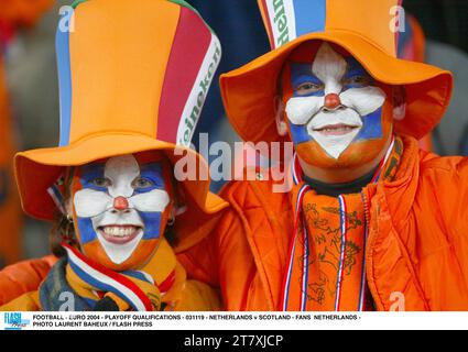 FUSSBALL - EURO 2004 - PLAYOFF-QUALIFIKATIONEN - 031119 - NIEDERLANDE GEGEN SCHOTTLAND - FANS NIEDERLANDE - FOTO LAURENT BAHEUX / FLASH PRESS Stockfoto