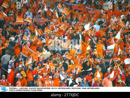 FUSSBALL - EURO 2004 - PLAYOFF-QUALIFIKATIONEN - 031119 - NIEDERLANDE GEGEN SCHOTTLAND - FANS NIEDERLANDE - FOTO LAURENT BAHEUX / FLASH PRESS Stockfoto