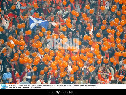 FUSSBALL - EURO 2004 - PLAYOFF-QUALIFIKATIONEN - 031119 - NIEDERLANDE GEGEN SCHOTTLAND - FANS NIEDERLANDE - FOTO LAURENT BAHEUX / FLASH PRESS Stockfoto