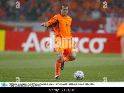 FUSSBALL - EURO 2004 - PLAYOFF-QUALIFIKATIONEN - 031119 - NIEDERLANDE/SCHOTTLAND - PHILLIP COCU (NET) - FOTO LAURENT BAHEUX / FLASH PRESS Stockfoto