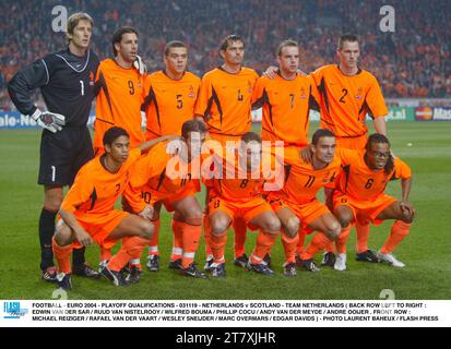 FUSSBALL - EURO 2004 - PLAYOFF-QUALIFIKATIONEN - 031119 - NIEDERLANDE / SCHOTTLAND - MANNSCHAFT NIEDERLANDE ( HINTERE REIHE LINKS NACH RECHTS : EDWIN VAN DER SAR / RUUD VAN NISTELROOY / WILFRED BOUMA / PHILLIP COCU / ANDY VAN DER MEYDE / ANDRE OIJER . ERSTE REIHE : MICHAEL REIZIGER / RAFAEL VAN DER VAART / WESLEY SNEIJDER / MARC OVERMARS / EDGAR DAVIDS ) - FOTO LAURENT BAHEUX / FLASH PRESS Stockfoto