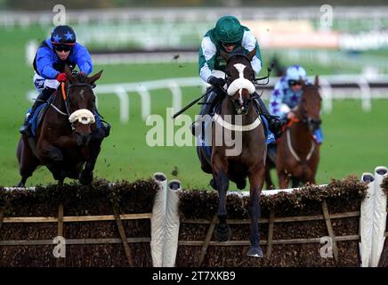 Minella Missile wurde von Jockey Adam Wedge (rechts) auf dem Weg zum Sieg der Trustatrader-Novizen am ersten Tag des Novembertreffens auf der Cheltenham Racecourse gefahren. Bilddatum: Freitag, 17. November 2023. Stockfoto