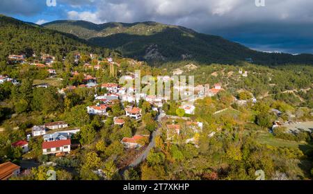 Drohnenansicht des Dorfes Pano Platres, Bezirk Limassol, Republik Zypern Stockfoto