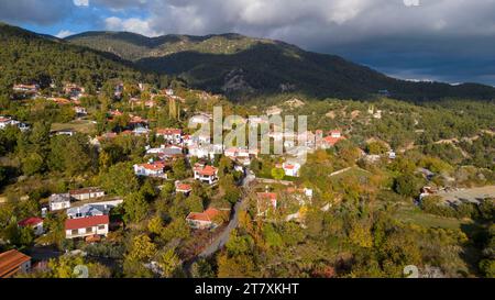 Drohnenansicht des Dorfes Pano Platres, Bezirk Limassol, Republik Zypern Stockfoto