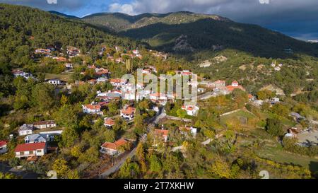 Drohnenansicht des Dorfes Pano Platres, Bezirk Limassol, Republik Zypern Stockfoto