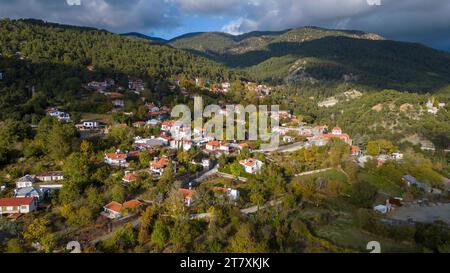 Drohnenansicht des Dorfes Pano Platres, Bezirk Limassol, Republik Zypern Stockfoto