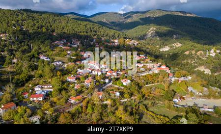 Drohnenansicht des Dorfes Pano Platres, Bezirk Limassol, Republik Zypern Stockfoto