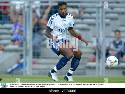 FUSSBALL - FRANZÖSISCHE MEISTERSCHAFT 2003/04 - 030802 - TOULOUSE FC GEGEN RC STRASSBURG - HABIB BEYE (STR) - FOTO LAURENT BAHEUX / FLASH PRESS Stockfoto