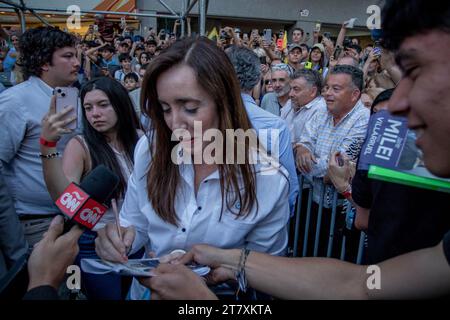 Cordoba, Argentinien. November 2023. Victoria Villarruel, rechtskonservative Kandidatin für den Posten des Vizepräsidenten in Argentinien von der Partei La Libertad Avanza, unterzeichnet Autogramme während des letzten Wahlkampfes. Während des Wahlkampfes setzte sich Villarruel für die Anerkennung des Militärs während der letzten argentinischen Diktatur ein. Quelle: Sebastian Salguero/dpa/Alamy Live News Stockfoto