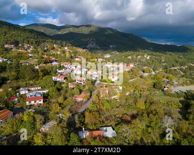 Drohnenansicht des Dorfes Pano Platres, Bezirk Limassol, Republik Zypern Stockfoto