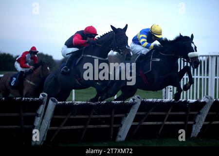 Unsterblicher Ruhm, der von Jockey Stan Sheppard (rechts) auf dem Weg zum Sieg in der „at the Races App Expert Tips Handicap“ auf der Doncaster Racecourse geritten wurde. Bilddatum: Freitag, 17. November 2023. Stockfoto