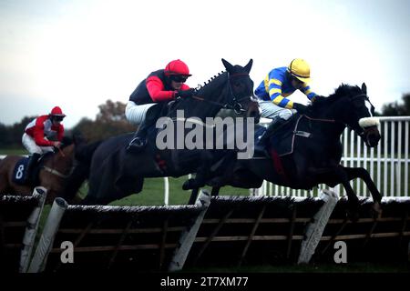 Unsterblicher Ruhm, der von Jockey Stan Sheppard (rechts) auf dem Weg zum Sieg in der „at the Races App Expert Tips Handicap“ auf der Doncaster Racecourse geritten wurde. Bilddatum: Freitag, 17. November 2023. Stockfoto