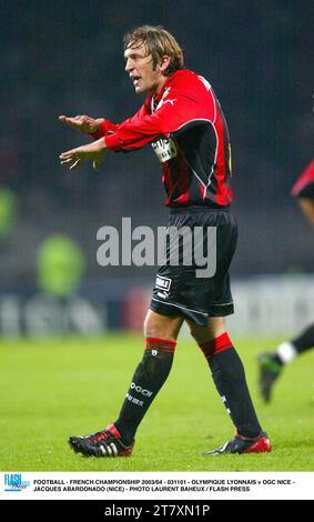 FUSSBALL - FRANZÖSISCHE MEISTERSCHAFT 2003/04 - 031101 - OLYMPIQUE LYONNAIS / OGC NICE - JACQUES ABARDONADO (NICE) - FOTO LAURENT BAHEUX / FLASH PRESS Stockfoto