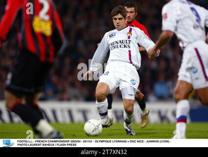 FUSSBALL - FRANZÖSISCHE MEISTERSCHAFT 2003/04 - 031101 - OLYMPIQUE LYONNAIS / OGC NICE - JUNINHO (LYON) - FOTO LAURENT BAHEUX / FLASH PRESS Stockfoto