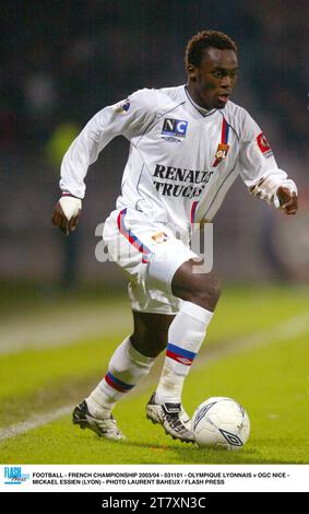 FUSSBALL - FRANZÖSISCHE MEISTERSCHAFT 2003/04 - 031101 - OLYMPIQUE LYONNAIS / OGC NICE - MICKAEL ESSIEN (LYON) - FOTO LAURENT BAHEUX / FLASH PRESS Stockfoto