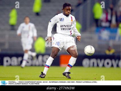 FUSSBALL - FRANZÖSISCHE MEISTERSCHAFT 2003/04 - 031101 - OLYMPIQUE LYONNAIS / OGC NICE - PEGGUY LUYINDULA (LYON) - FOTO LAURENT BAHEUX / FLASH PRESS Stockfoto