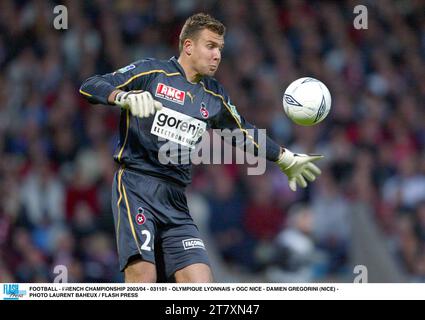 FUSSBALL - FRANZÖSISCHE MEISTERSCHAFT 2003/04 - 031101 - OLYMPIQUE LYONNAIS / OGC NICE - DAMIEN GREGORINI (NICE) - FOTO LAURENT BAHEUX / FLASH PRESS Stockfoto