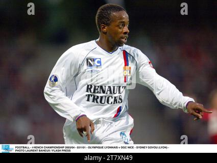 FUSSBALL - FRANZÖSISCHE MEISTERSCHAFT 2003/04 - 031101 - OLYMPIQUE LYONNAIS / OGC NICE - SYDNEY GOVOU (LYON) - FOTO LAURENT BAHEUX / FLASH PRESS Stockfoto