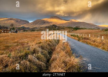 Straße durch Gallavally bei Sonnenuntergang, das Black Valley, Killarney, County Kerry, Munster, Republik Irland (Eire), Europa Stockfoto