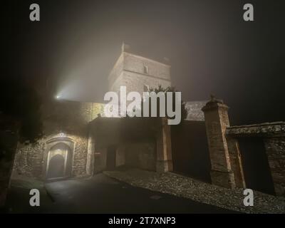 Der Turm und das Tor einer mittelalterlichen Burg in einer kleinen Stadt während einer Winternacht mit Nebel, Castello di Seravalle, Emilia Romagna, Italien, Europa Stockfoto