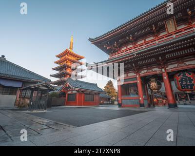Sonnenaufgang am Hozomon-Tor und fünfstöckige Pagode im buddhistischen Tempelkomplex Senso-Ji (Asakusa Kannon), Tokio, Japan, Asien Stockfoto