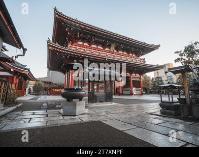 Sonnenaufgang am Hozomon-Tor im buddhistischen Tempelkomplex Senso-Ji (Asakusa Kannon), Tokio, Japan, Asien Stockfoto