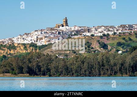 Blick auf die Arcos de la Frontera von der anderen Seite des Sees in der Region Pueblos Blancos, Andalusien, Spanien, Europa Stockfoto