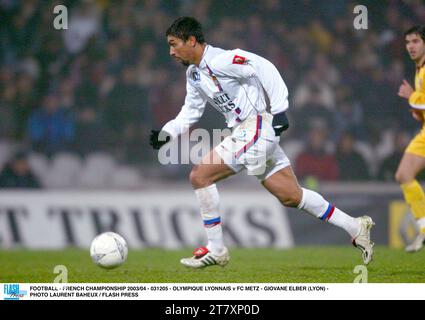 FUSSBALL - FRANZÖSISCHE MEISTERSCHAFT 2003/04 - 031205 - OLYMPIQUE LYONNAIS GEGEN FC METZ - GIOVANE ELBER (LYON) - FOTO LAURENT BAHEUX / FLASH PRESS Stockfoto