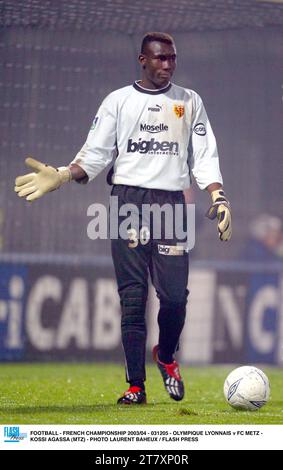 FUSSBALL - FRANZÖSISCHE MEISTERSCHAFT 2003/04 - 031205 - OLYMPIQUE LYONNAIS GEGEN FC METZ - KOSSI AGASSA (MTZ) - FOTO LAURENT BAHEUX / FLASH PRESS Stockfoto